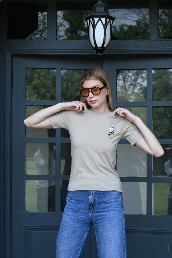 Trendy Beige T-Shirt – Skateboard Graphic