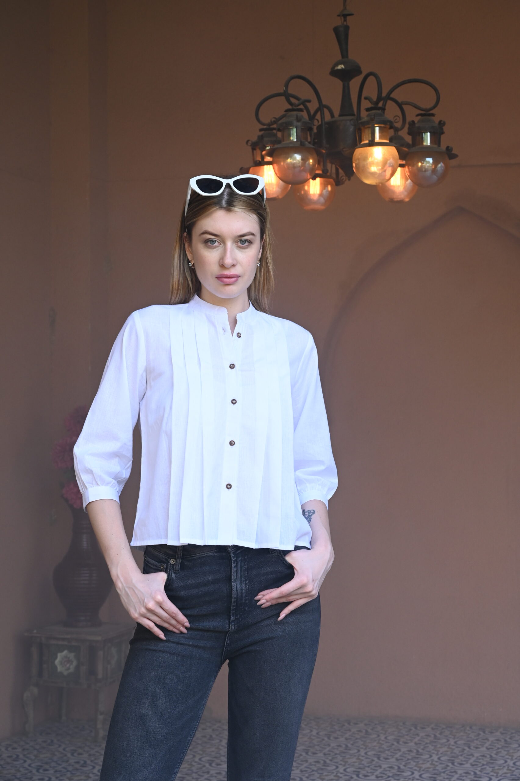 Women’s white shirt top with collar and button-down front – elegant and versatile everyday wear